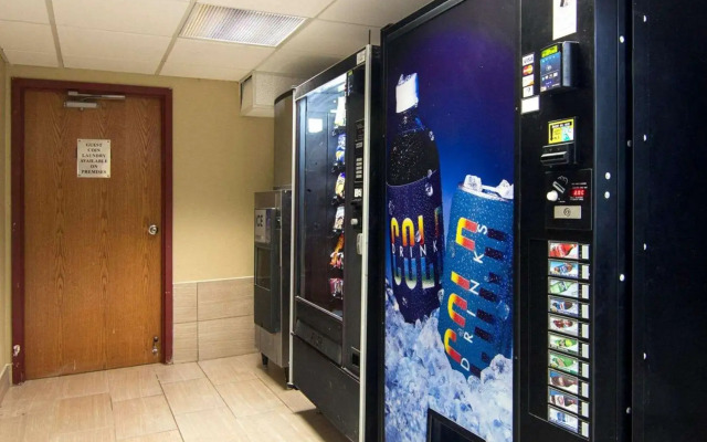 Super 8 by Wyndham Sturtevant/Racine