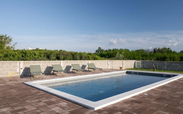 House Rose With Garden and Pool