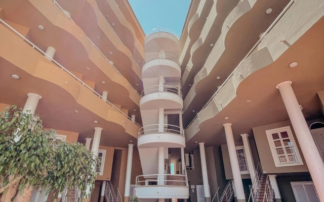 Orland, center of Las Americas LA205