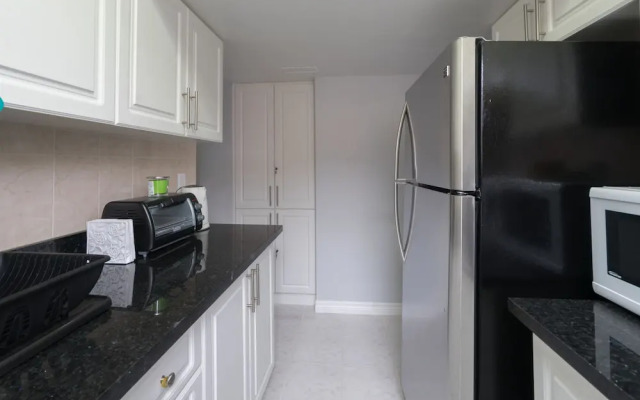 Applewood Suites - 4 BDRM King West
