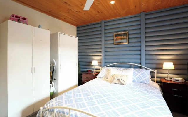 Chloe's Cabin Accommodation – Guest Rooms – White Beach