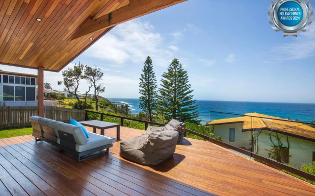 Seaview - Pet Friendly with Stunning Views - 1 Min to Beach