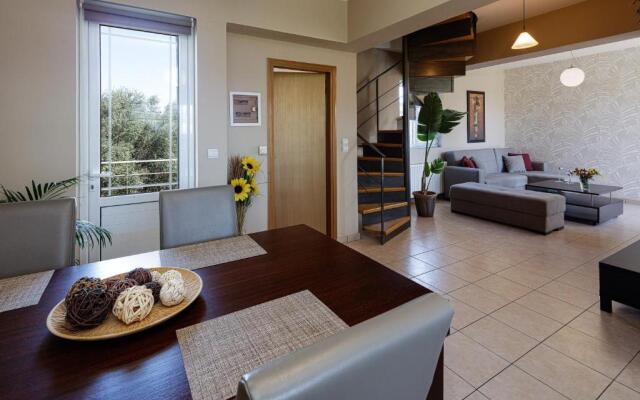 Villa Evie's -Spacious -4 apt'ς -with heated pool