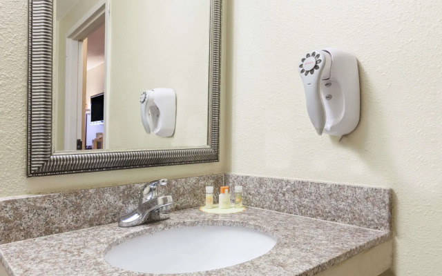 Days Inn by Wyndham LaPlace- New Orleans