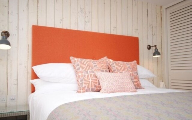 3 The Salterns, Chichester 402395