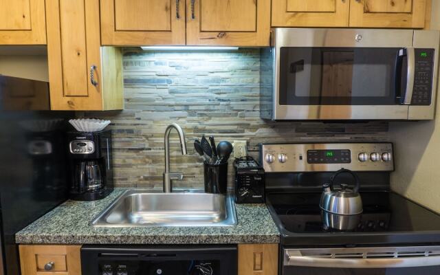 Grand Summit Hotel, a Ski in/out by RedAwning