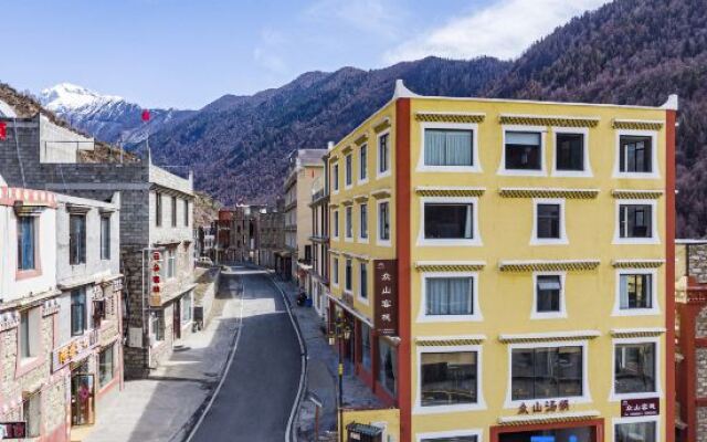 Siguniangshan Zhongshan Inn (Changpinggou Scenic Area)