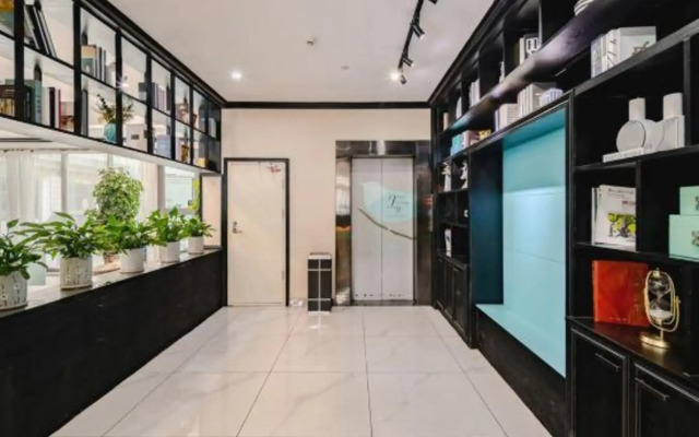 Xana Hotelle (Jokhang Temple at Potala Palace in Lhasa)