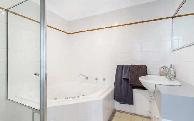 Sandcastles, 1/8 Ala Moana Way