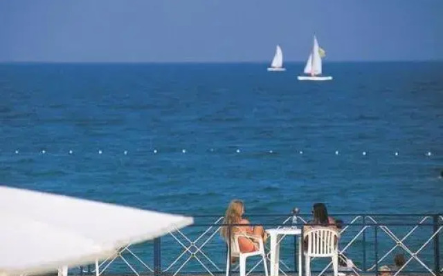 Majesty Club La Mer Art