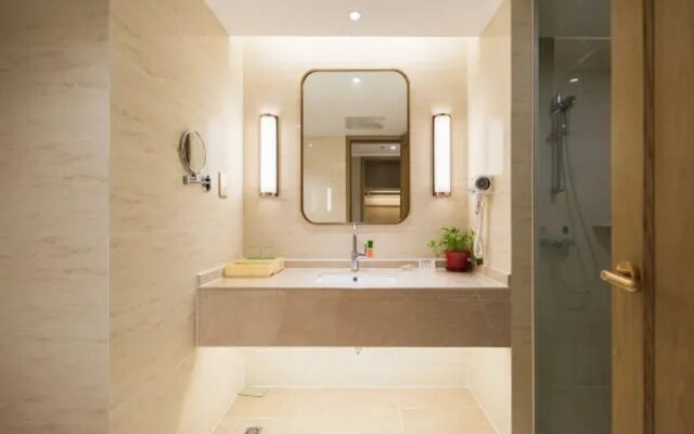 Vienna International Hotel (Haikou Old Town High-speed Railway Station)