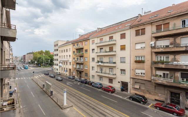 Sunny 2bdr Apartment With a Balcony