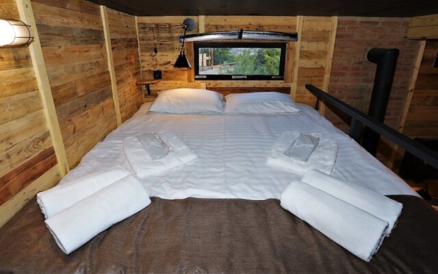 Falcon Apartments - Terrace