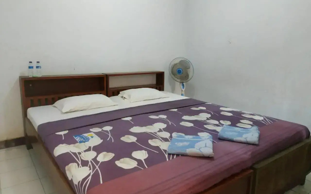 OYO 3303 Penginapan Putri Asih Sawarna