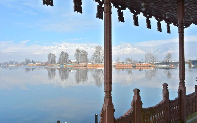Golden Flower Heritage Houseboat