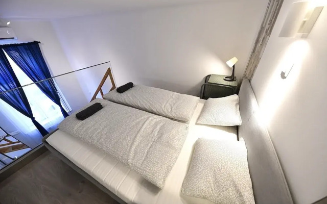 Cosy two bedroom flat in Rottenbiller str, Sky