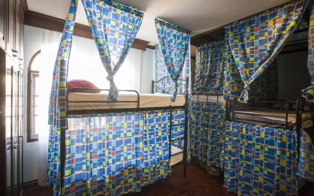 Mad Cow Hostel Si Lom