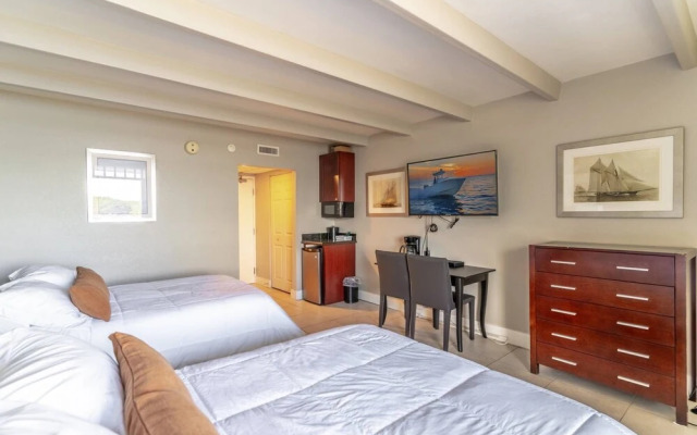 215 Little Harbor Inn