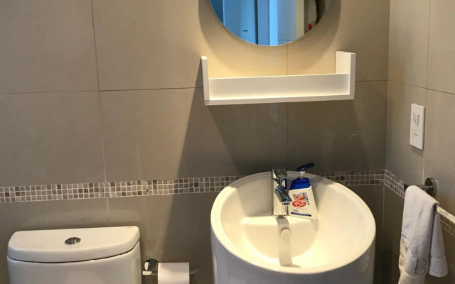 Estudio con parrillero y vista al mar