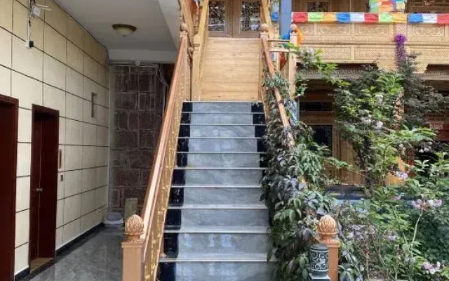 Shangri-La City Aji Hongshi Fuju Homestay