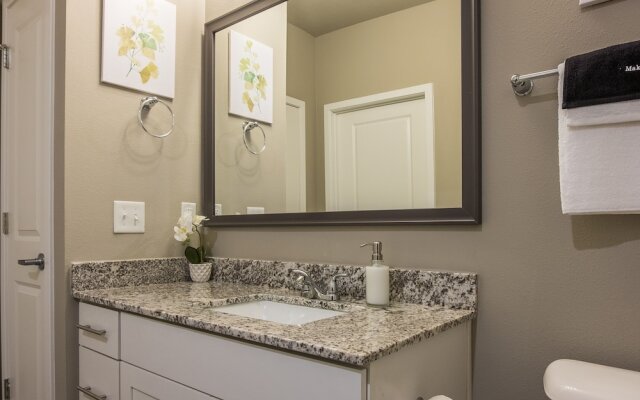 Baymeadows 2 BR Apt by Frontdesk