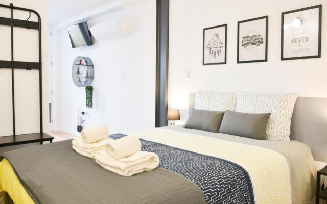 Comfortable&Central w/balcony-9 min walk Trindade