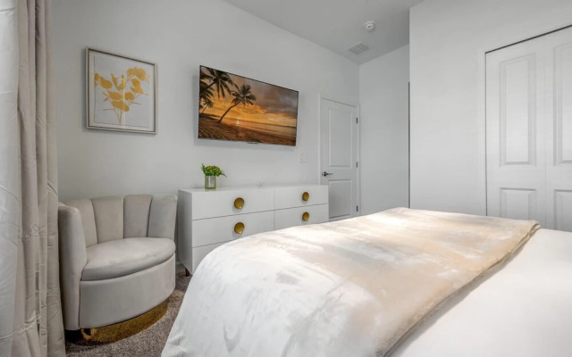 Luxury Chic Modern Home Prime Location