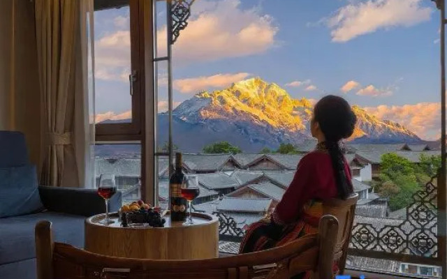 Panoramic View of Snow Mountain in Shanye Rizhao Jinshan (Lijiang Ancient City Branch)