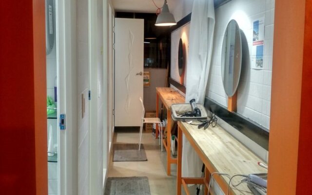 Life Guesthouse - Hostel