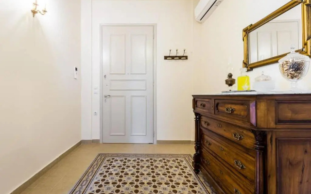 Neoclassical apartment with 3 bedrooms in Piraeus