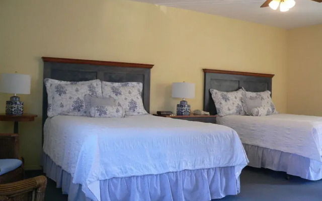 Lakeside Country Inn