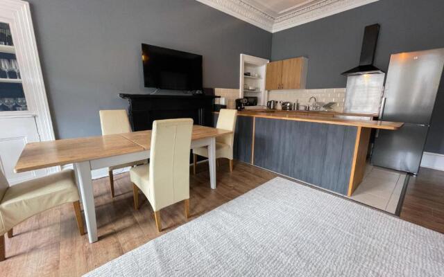 Spacious 3 bedroom Victorian flat City Centre