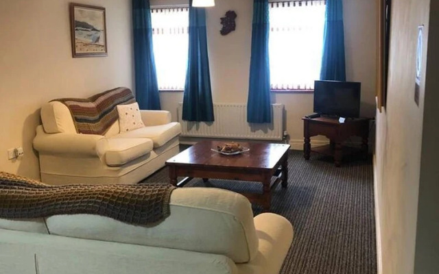 Central 2 Bed Apartment Above Great Derry Pub