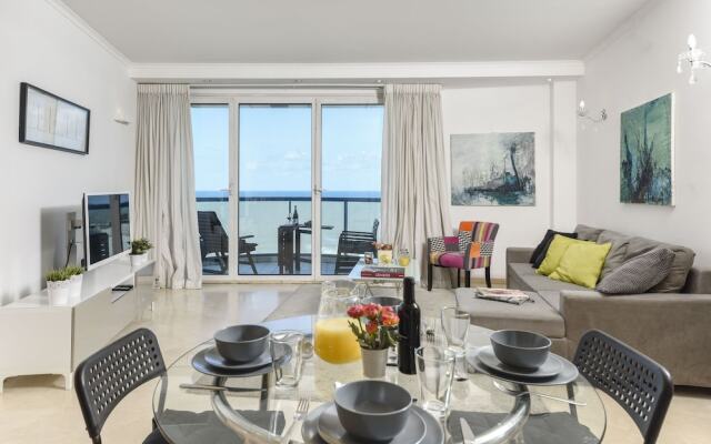 Panoramic Sea View Over Beach w Balcony