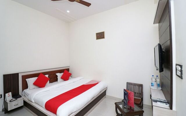 OYO 24879 Royal Taj Home Stay