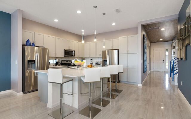 St010v: 10 Bed, Spiderman, Fashionista