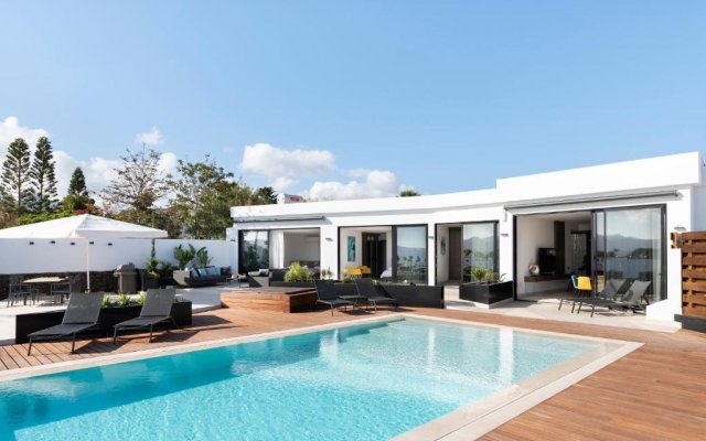 Villa Estelinas - Luxurious 5 Bedroom Villa - Stunning Sea Views - Jacuzzi
