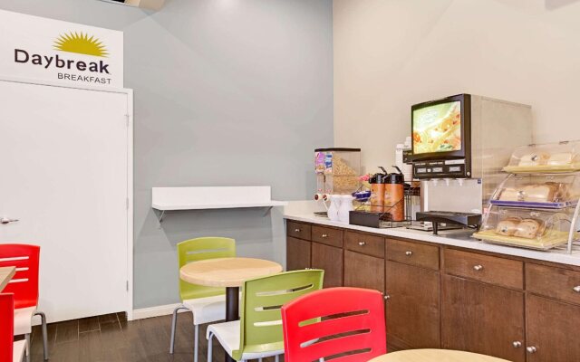 MC Pacific Inn & Suites