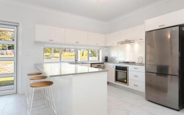 5 Bent Street - huge house with Foxtel & Aircon