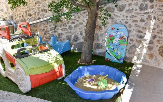 Beautiful Home in Kastel Sucurac With 3 Bedrooms, Wifi and Outdoor Swimming Pool