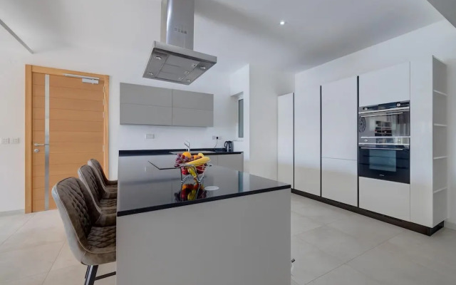 Luxury Apartment With Valletta and Harbour Views