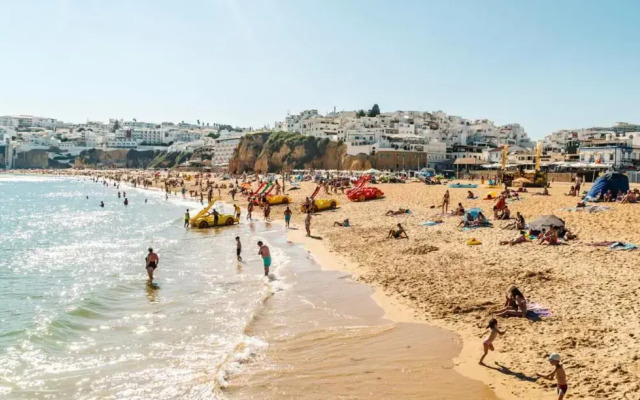 Apartamento com piscinas e ténis - 7 mins da praia