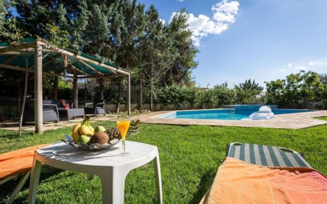 290m² Villa with Pool close to the Airport