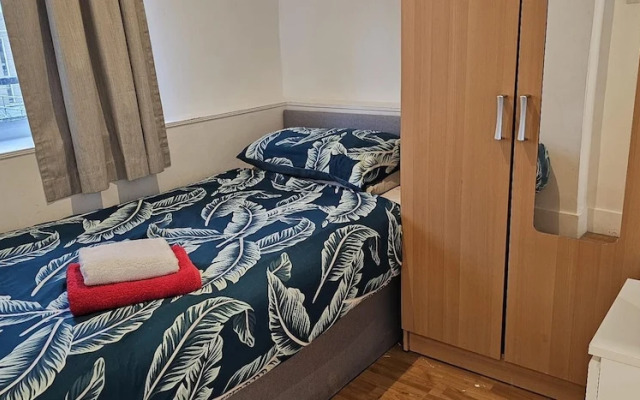 2 Bed Flat - Sleeps 4 - Parking - Balcony - Wifi