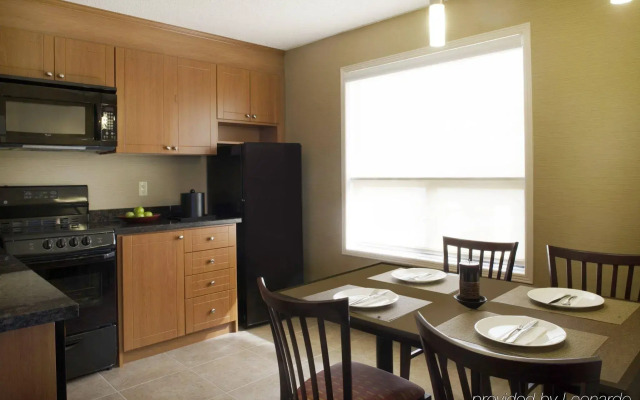 Travelodge by Wyndham Oshawa Whitby