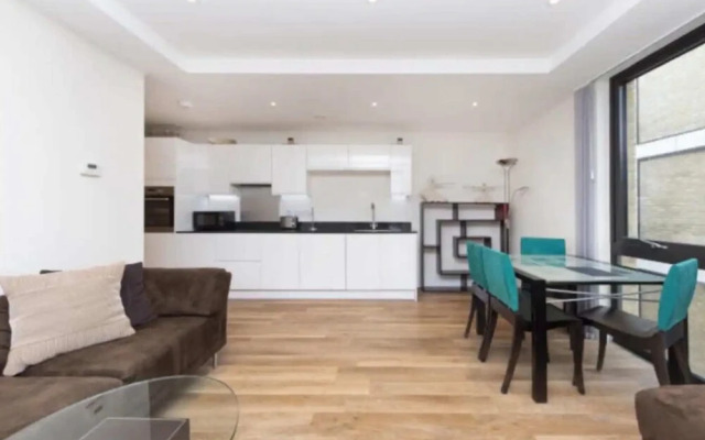 Modern 1 Bedroom Apartment With Balcony in Earlsfield