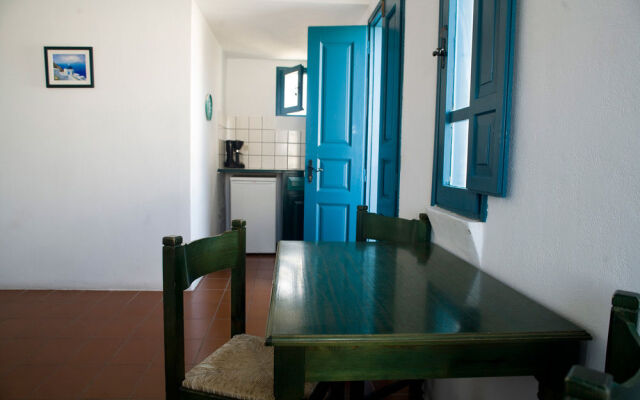 Oia's Sunset Apartments