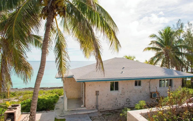 Island Paradise: Secluded Beachfront Retreat With Pool