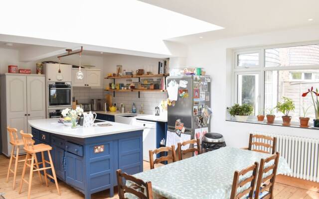 Spacious 4 Bedroom Family Home in Hove