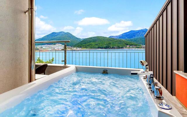 Ara Pool Villa Pension